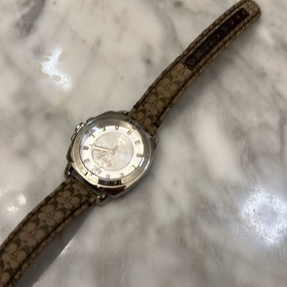 Gorgeous Coach Leather band watch - Picture 5 of 5